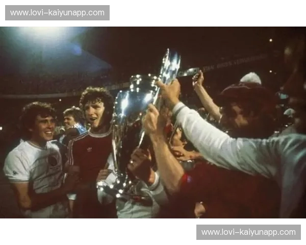 欧洲之巅的宿命残响：当巴萨红蓝遇上皇马纯白，谁能统治欧冠的灵魂？